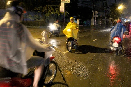 Nhiều người dân té ngã vì sụp đường cống đang thi công ảnh 3