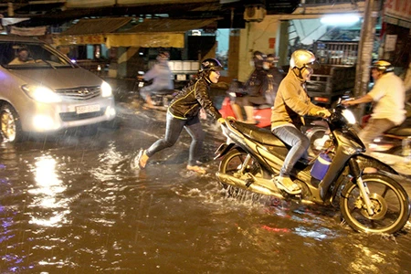 Nhiều người dân té ngã vì sụp đường cống đang thi công ảnh 5