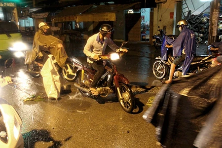 Nhiều người dân té ngã vì sụp đường cống đang thi công ảnh 2