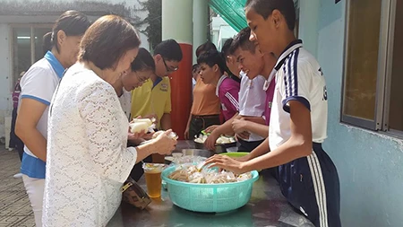 'Cửa hàng' đồng giá 5.000 đồng của học sinh khiếm thị ảnh 2