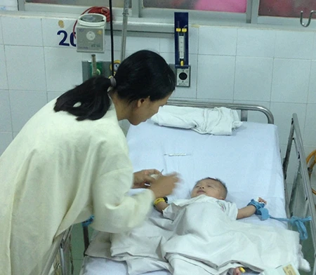 Sức khỏe bé bị đâm dao vào đầu tiến triển khả quan ảnh 1