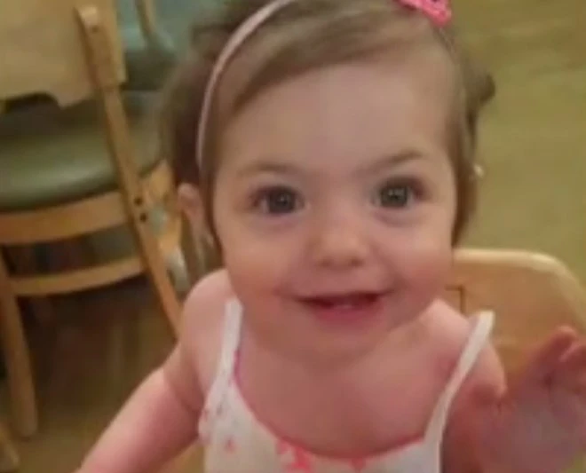 Em bé sống sót thần kỳ sau một tuần không được ăn uống ảnh 1