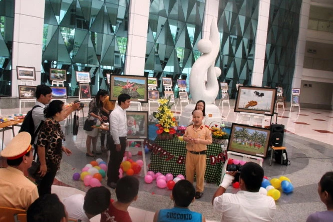 Cậu bé Dũng được tổ chức một ngày sinh nhật thật đặc biệt - Ảnh: Đoàn Cường