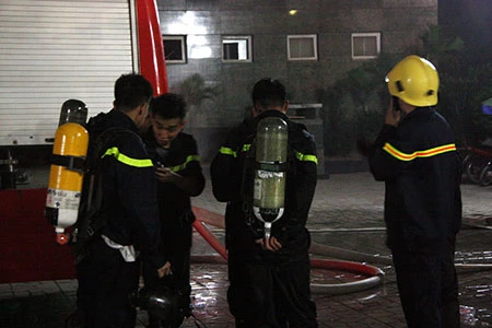 Cháy lớn tại tòa nhà CT1 Vimeco trong đêm tối ảnh 5