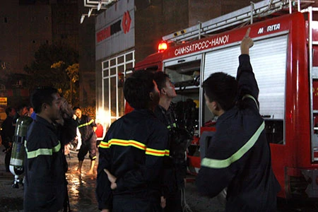 Cháy lớn tại tòa nhà CT1 Vimeco trong đêm tối ảnh 6