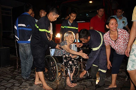 Cháy lớn tại tòa nhà CT1 Vimeco trong đêm tối ảnh 7