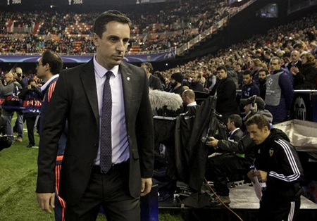 Gary Neville mang chuông đi đánh xứ người ra sao? ảnh 1