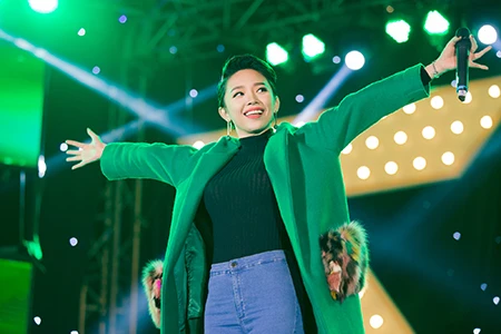 Hơn 30.000 sinh viên Hà Nội cuồng nhiệt với Sơn Tùng M-TP, Tóc Tiên ảnh 3