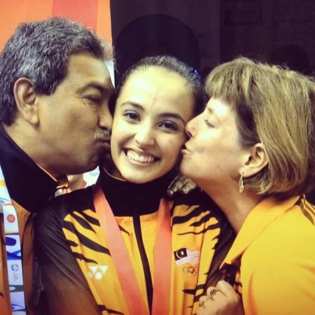 Cô gái bị 'ném đá' tơi tả thành VĐV xuất sắc nhất Malaysia ảnh 3