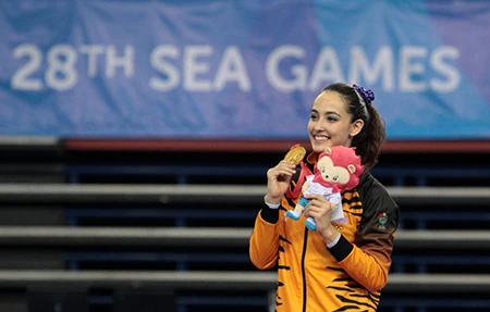 Cô gái bị 'ném đá' tơi tả thành VĐV xuất sắc nhất Malaysia ảnh 4