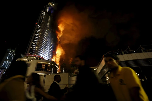 Hỏa hoạn dữ dội tại khách sạnddress Downtown Dubai vào đêm giao thừa. Ảnh: Reuters