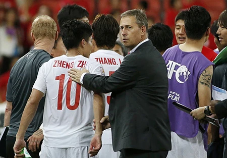 Thành tích tệ hại, Trung Quốc sa thải HLV trưởng người Pháp ảnh 1