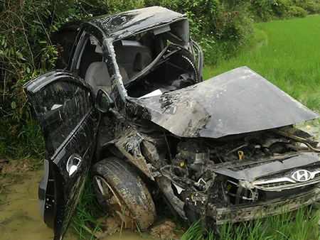 Ô tô đâm vào tàu hỏa, hiệu trưởng và phó phòng giáo dục thiệt mạng ảnh 2 Ô tô đâm vào tàu hỏa, hiệu trưởng và phó phòng giáo dục thiệt mạng ảnh 2