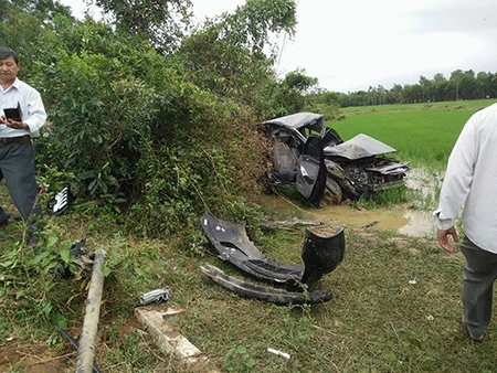 Ô tô đâm vào tàu hỏa, hiệu trưởng và phó phòng giáo dục thiệt mạng ảnh 4 Ô tô đâm vào tàu hỏa, hiệu trưởng và phó phòng giáo dục thiệt mạng ảnh 4