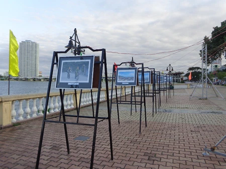 Triển lãm ảnh chào mừng Đại hội Đảng XII ảnh 2