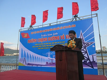 Triển lãm ảnh chào mừng Đại hội Đảng XII ảnh 3