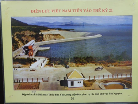 Triển lãm ảnh chào mừng Đại hội Đảng XII ảnh 7