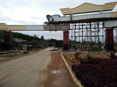 Xây cổng chào tiền tỉ mừng ngày thành lập huyện ảnh 3