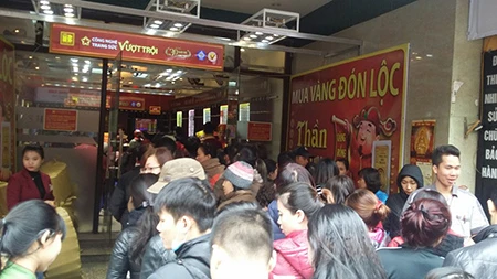Chen nhau mua vàng lấy 'vía' thần tài đầu năm ảnh 22