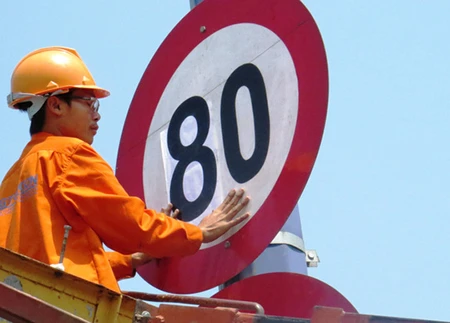 TP.HCM dọn 'rừng' biển báo ảnh 2