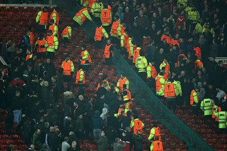 Fan M.U và Liverpool ‘choảng nhau’ ngay trong sân ảnh 1