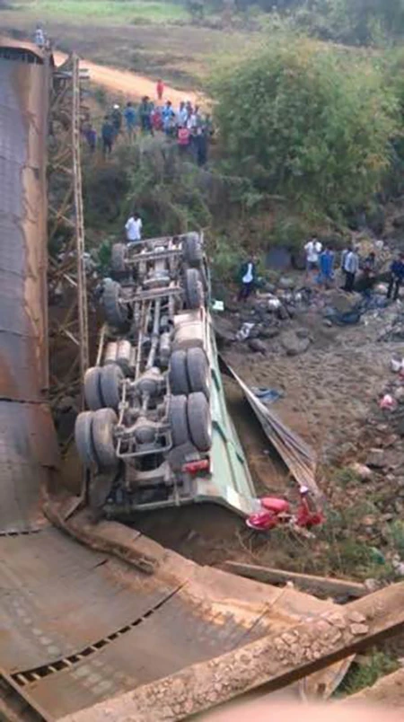 Sập cầu, xe chở cát và một học sinh rơi xuống dòng sông cạn ảnh 1