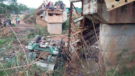 Sập cầu, xe chở cát và một học sinh rơi xuống dòng sông cạn ảnh 3