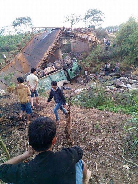 Sập cầu, xe chở cát và một học sinh rơi xuống dòng sông cạn ảnh 4