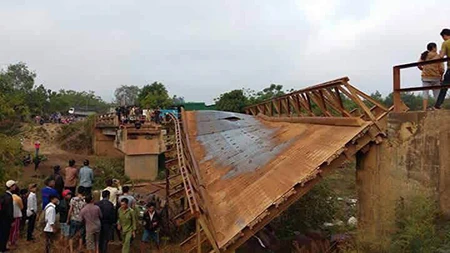 Sập cầu, xe chở cát và một học sinh rơi xuống dòng sông cạn ảnh 5