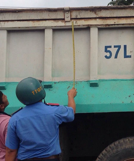 'Quét' xe dù, xe quá tải dịp lễ 30-4 ảnh 4