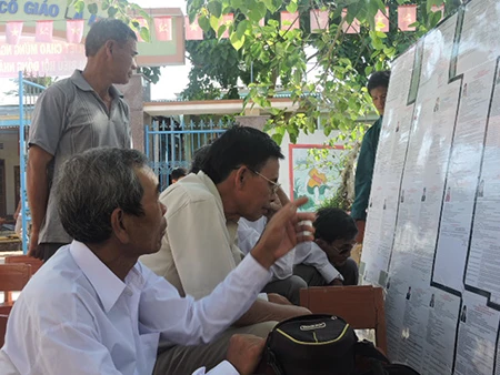 Ngư dân đảo Lý Sơn nô nức tham gia bỏ phiếu bầu cử ảnh 2