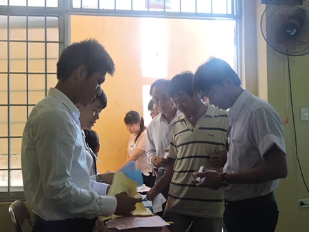 Ngư dân đảo Lý Sơn nô nức tham gia bỏ phiếu bầu cử ảnh 3