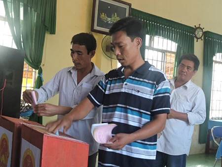 Ngư dân đảo Lý Sơn nô nức tham gia bỏ phiếu bầu cử ảnh 8