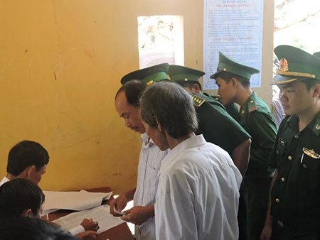 Ngư dân đảo Lý Sơn nô nức tham gia bỏ phiếu bầu cử ảnh 4