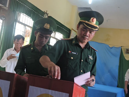 Ngư dân đảo Lý Sơn nô nức tham gia bỏ phiếu bầu cử ảnh 1