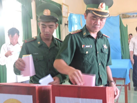 Ngư dân đảo Lý Sơn nô nức tham gia bỏ phiếu bầu cử ảnh 6