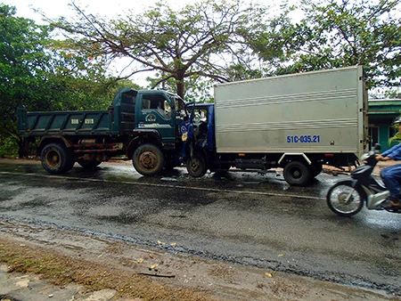 Hai xe tải tông trực diện, lái xe trọng thương ảnh 1