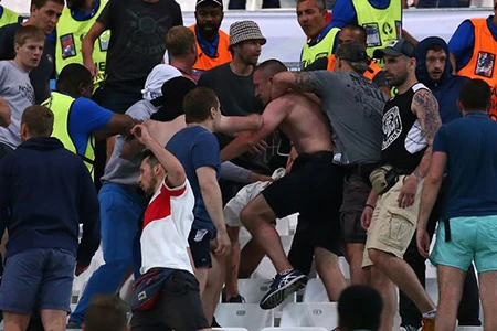 Nóng: Nga bị UEFA phạt nặng vì cổ động viên làm loạn ảnh 7