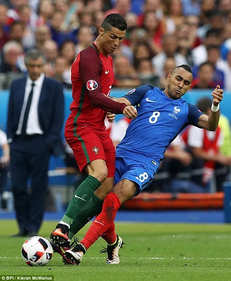 Ronaldo 3 lần bật khóc trong trận chung kết Euro 2016 ảnh 1