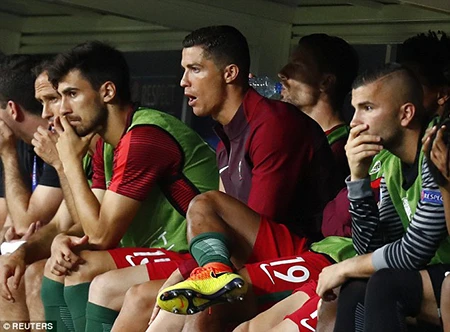 Ronaldo 3 lần bật khóc trong trận chung kết Euro 2016 ảnh 13