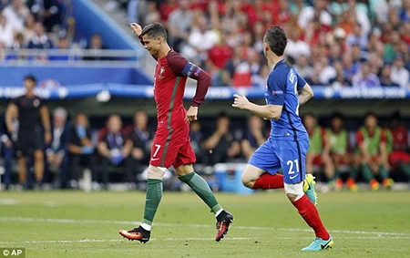 Ronaldo 3 lần bật khóc trong trận chung kết Euro 2016 ảnh 7