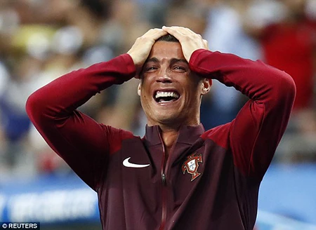 Ronaldo 3 lần bật khóc trong trận chung kết Euro 2016 ảnh 21