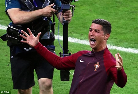 Ronaldo 3 lần bật khóc trong trận chung kết Euro 2016 ảnh 20