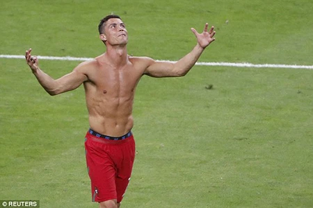 Ronaldo 3 lần bật khóc trong trận chung kết Euro 2016 ảnh 22