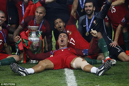 Ronaldo 3 lần bật khóc trong trận chung kết Euro 2016 ảnh 23