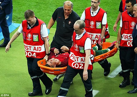 Ronaldo 3 lần bật khóc trong trận chung kết Euro 2016 ảnh 11