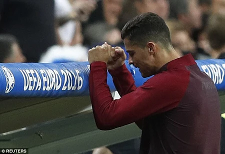 Ronaldo 3 lần bật khóc trong trận chung kết Euro 2016 ảnh 19
