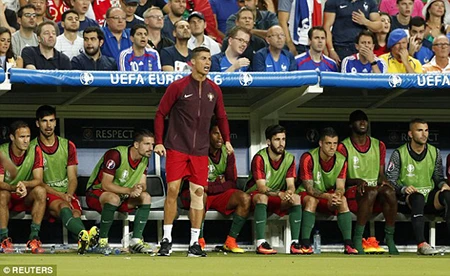 Ronaldo 3 lần bật khóc trong trận chung kết Euro 2016 ảnh 16