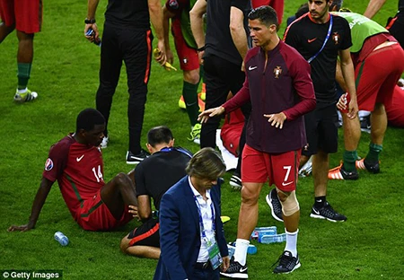 Ronaldo 3 lần bật khóc trong trận chung kết Euro 2016 ảnh 15