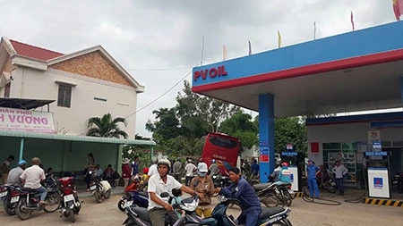 Xe khách giường nằm mất lái lao vào cây xăng ảnh 1